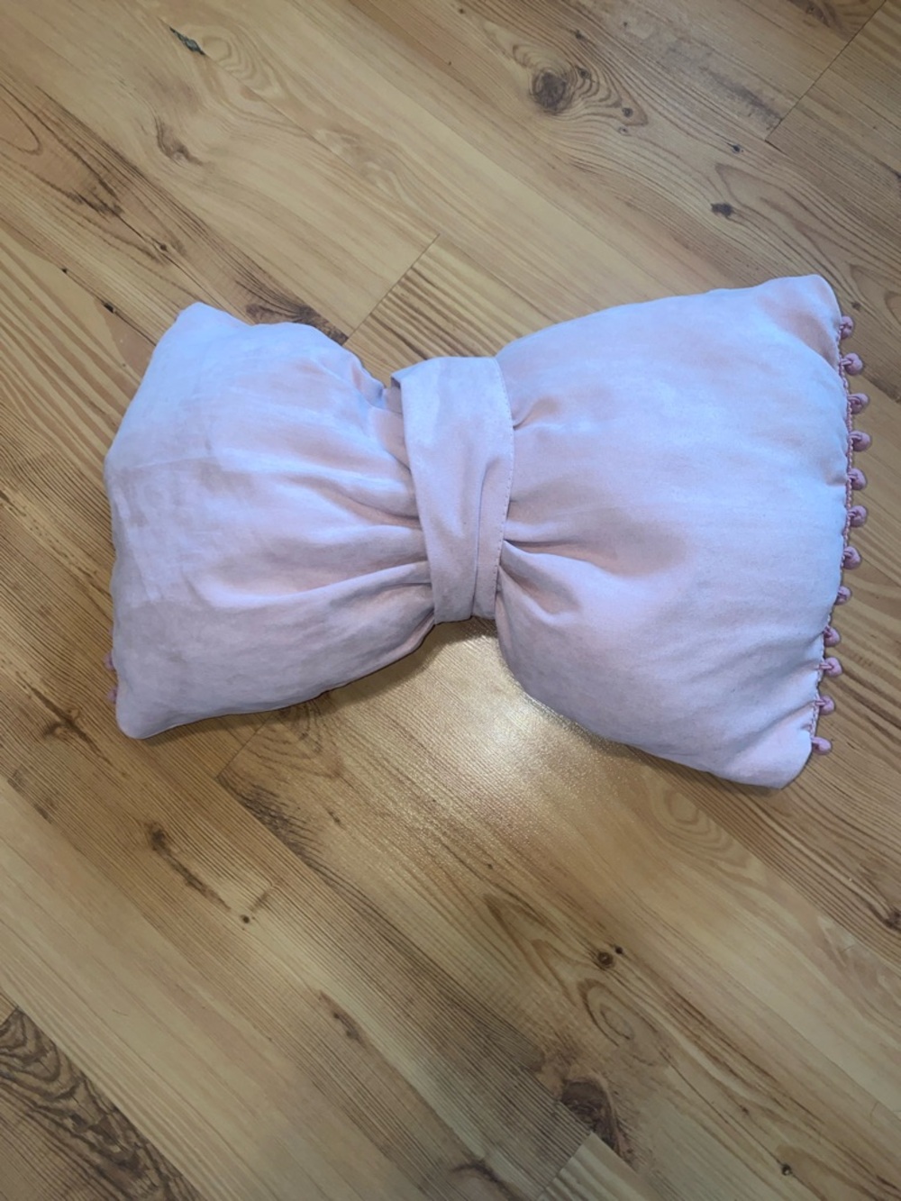 Bow Accent Throw Pillow in Light Pink